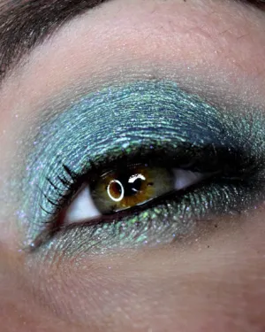 Femme Fatale loose eyeshadow in Disappearing Island